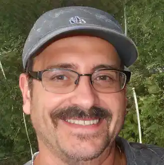 Leo Thompson, music enthusiast reviewing Fakeface swap face video avatar